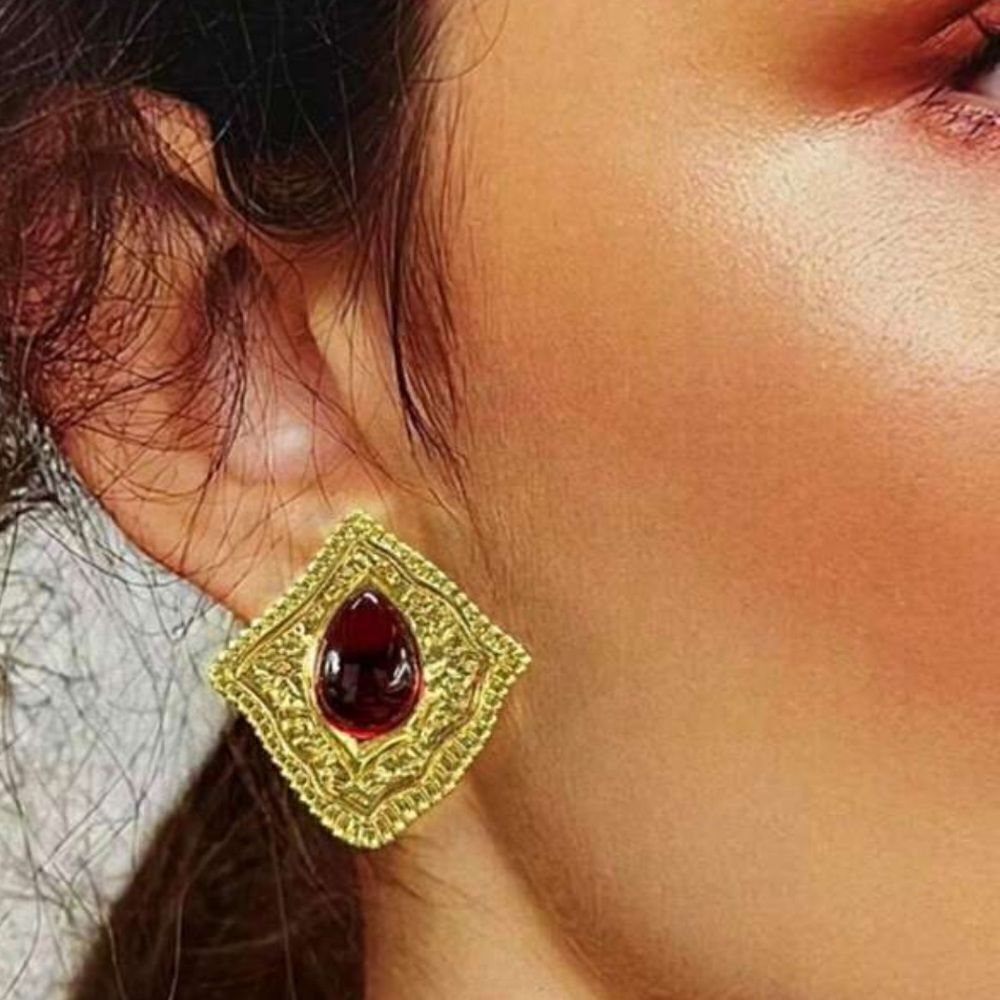 Vintage style red detail stud earring N124